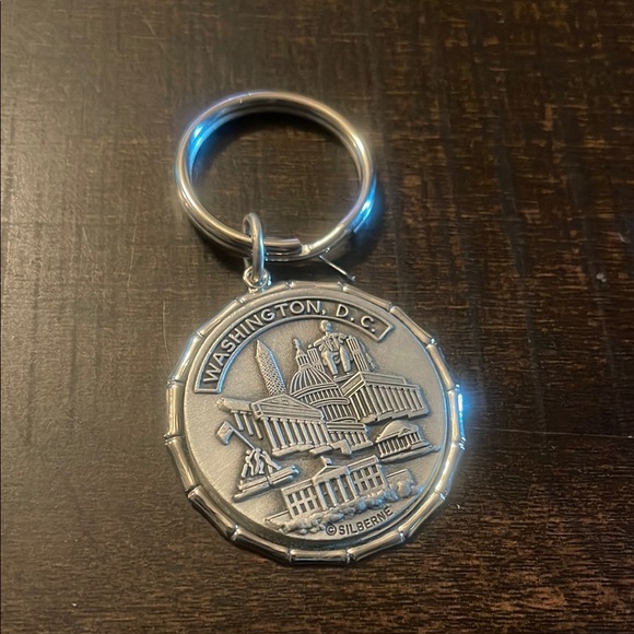 Washington D.C. Silver Keychain - Picture 1 of 4